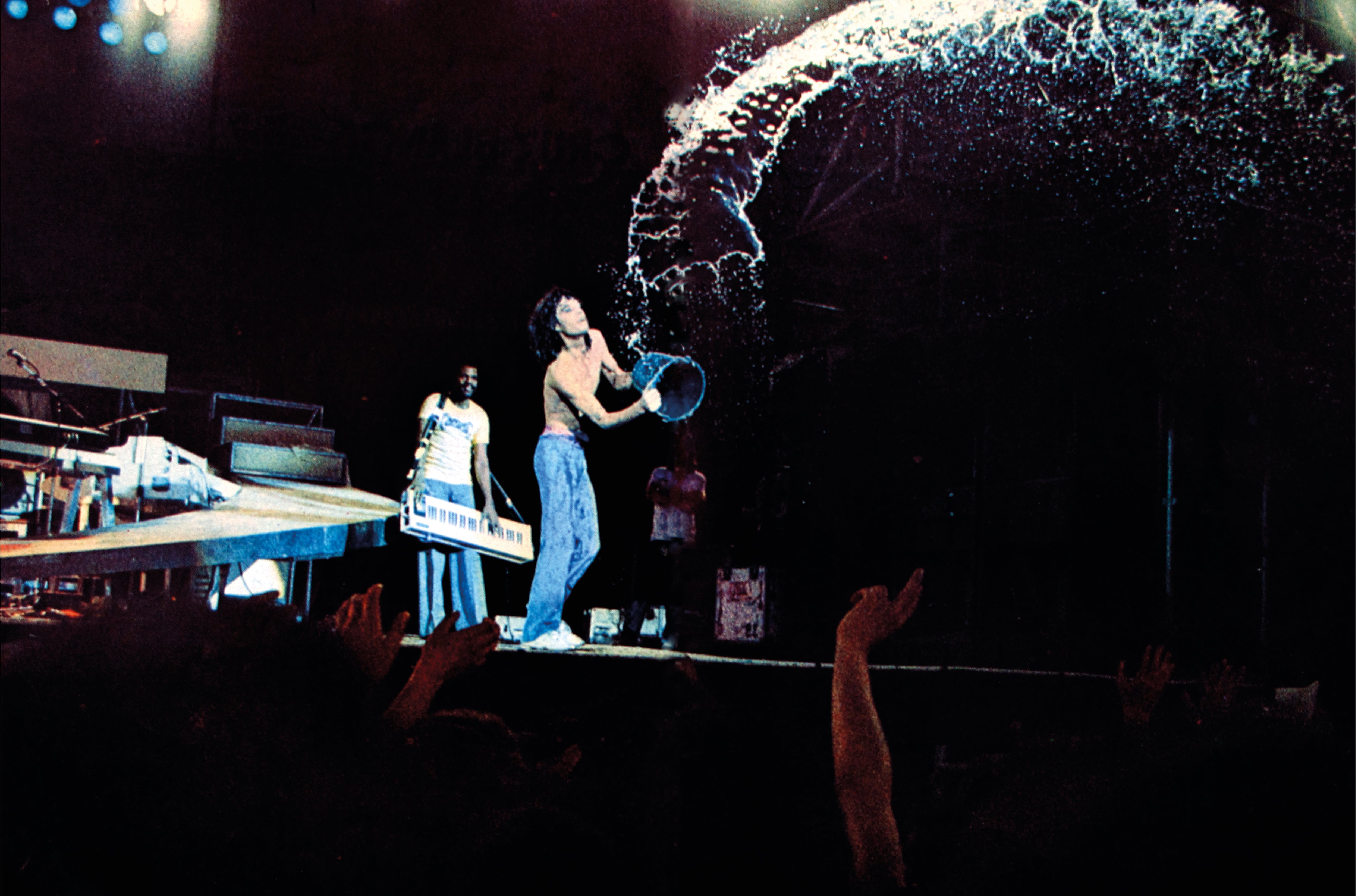Un rito sexual en el escenario y bombas de humo en la grada: medio siglo del primer concierto de The Rolling Stones en España