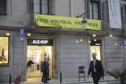 Una pancarta demana en anglès la llibertat dels polítics empresonats just al davant del palau de la Música, on s'ha celebrat el sopar d'inauguració del Mobile World Congress.