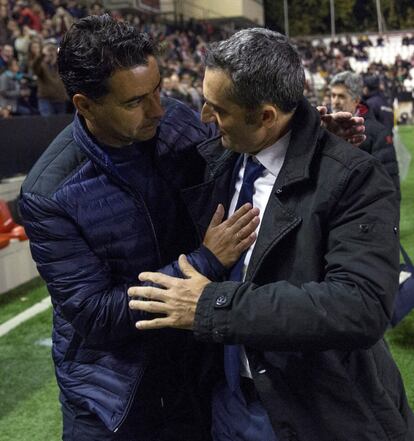 El entrenador del Rayo Vallecano, Víctor Sánchez, y el del FC Barcelona, Ernesto Valverde, al comienzo del partido