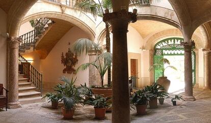 El patio del Hospitalet en la calle de Sant Bernat, 1 es de estilo barroco y fue una antiguo hospital para religiosos.