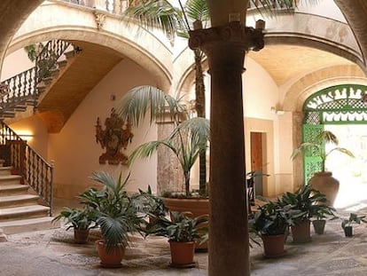 El patio del Hospitalet en la calle de Sant Bernat, 1 es de estilo barroco y fue una antiguo hospital para religiosos.