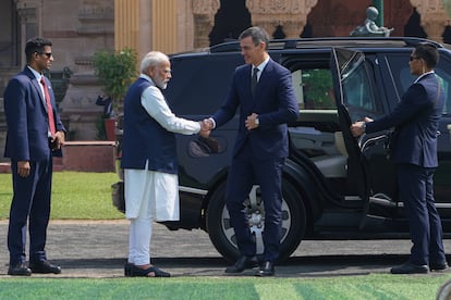 Pedro Snchez saluda a Narendra Modi, a su llegada al Laxhmi Vilas Palace, este lunes en Vadodara (India). 