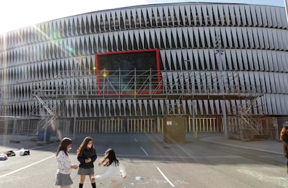 La esplanada de San Mames con preparativos para la Eurocopa en marzo.