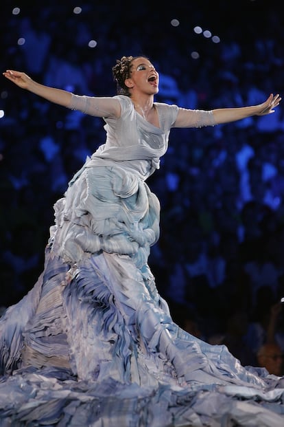 Sus estilismos reflejan una personalidad ecléctica siempre dispuesta a experimentar. En la foto, cantando su tema Oceania durante la ceremonia de apertura de los Juegos Olímpicos de Atenas 2004.