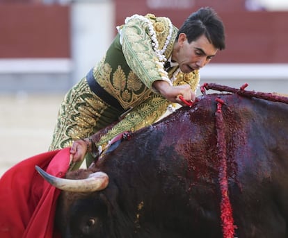 Fortes clava una estocada hasta la empuñadura a su primer toro.