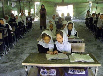 Niñas afganas estudian en una tienda de campaña en Kabul. Los integristas de ese país atacan con más dureza las escuelas donde se enseña a las niñas.