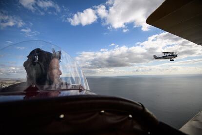 El avión Tiger Moth DH82A, sobrevolando la costa inglesa por el piloto Ian Perry, es visto sobre el hombro del piloto Pedro Langdon durante un evento promocional para el próximo rally de aire vintage 'Crete2Cape', en Brighton (Inglaterra).