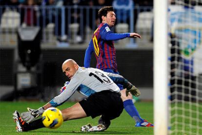 Messi, en la ejecución de su segundo gol de la noche.