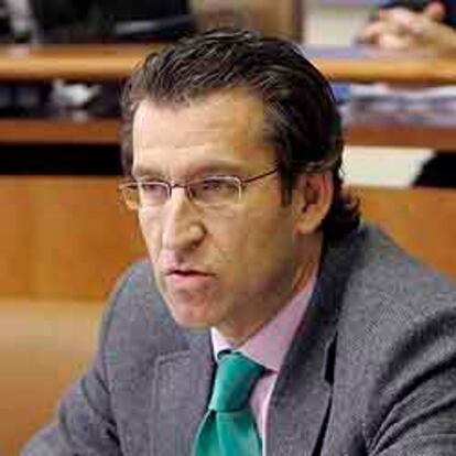 Feijóo, ayer durante su rueda de prensa en el Parlamento.