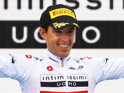 Team Trek's Spanish rider Juan Pedro Lopez celebrates his overall best young rider's white jersey on the podium after the Giro d�Italia 2022 cycling race in Verona on May 29, 2022. (Photo by Luca Bettini / AFP)