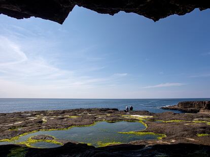 Inmediaciones de la piscina natural Poll na bPeist, en la isla irlandesa de Inishmore.