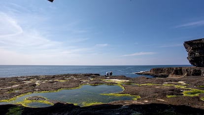 Inmediaciones de la piscina natural Poll na bPeist, en la isla irlandesa de Inishmore.