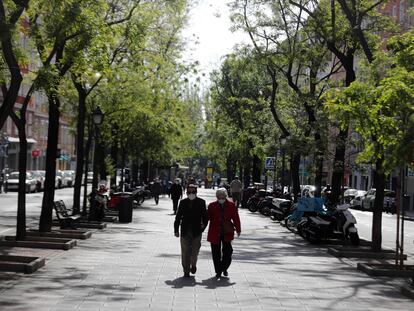 Varias personas pasean por Madrid este sábado, en la primera jornada que está permitido hacer deporte o pasear al aire libre desde que se decretara la alerta sanitaria a causa de la pandemia de Covid-19.
