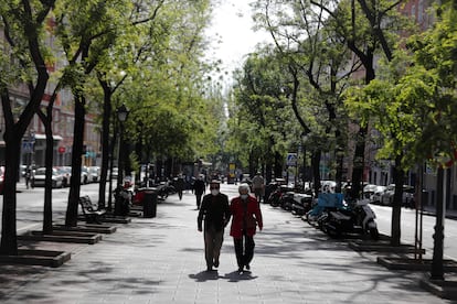 Varias personas pasean por Madrid este sábado, en la primera jornada que está permitido hacer deporte o pasear al aire libre desde que se decretara la alerta sanitaria a causa de la pandemia de Covid-19.