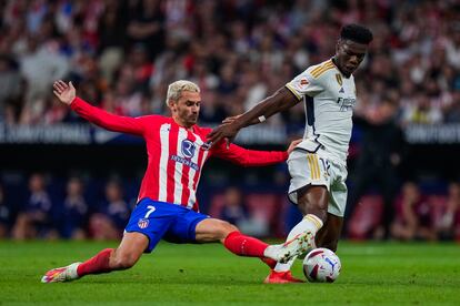 Griezmann intenta robar la pelota a Tchouameni durante el derbi.