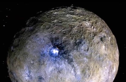 Imagen coloreada de Ceres tomada por la sonda &#039;Dawn&#039;.