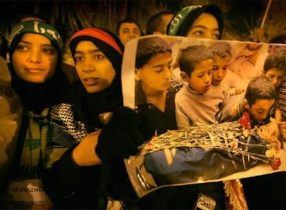 Mujeres palestinas mostraban la fotografía de un niño muerto en Gaza durante la manifestación de ayer en Valencia.