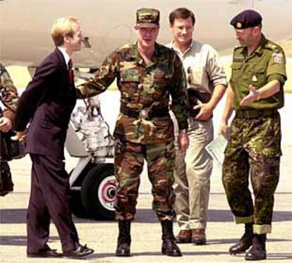 El general Joseph Ralston (en el centro), jefe de la OTAN en Europa, a su llegada al aeropuerto de Skopje.