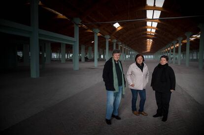 Nieves P&eacute;rez, Manuela Novoa y Esther Garc&iacute;a Lorenzo, en la antigua f&aacute;brica de GEA en la que trabajaron.