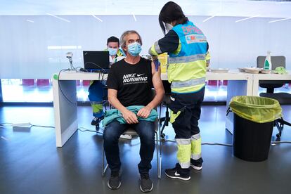 Una sanitaria vacuna a un hombre en el Wanda Metropolitano, a 19 de mayo de 2021, en Madrid (España).