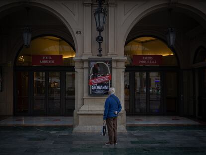 Un hombre mira el cartel de la ópera 'Don Giovanni' en la puerta del Liceo, con las funciones canceladas, tras decretar el cierre la Generalitat el 29 de octubre.