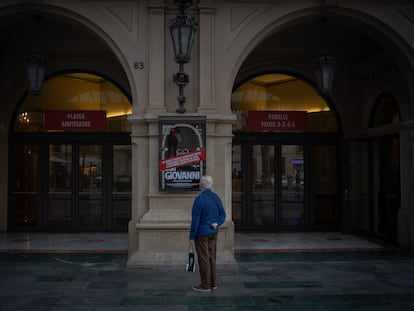 Un hombre frente al Gran Teatre del Liceu en Barcelona, Catalunya (España), cerrado por las medidas de la Generalitat, en noviembre.