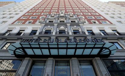 Fachada del Edificio España, que alberga el hotel Riu.