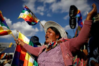 Una partidaria del ex presidente de Bolivia, Evo Morales, en una manifestación en Cochabamba (Bolivia). La presidenta de facto, Jeanine Áñez, ha decretado la impunidad de los militares que usen armas de fuego contra la población civil en un momento frágil para el país.