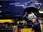 Un operario en la planta de Ford en Almussafes.