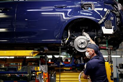 Un trabajador en la factoría de Ford en Almussafes.