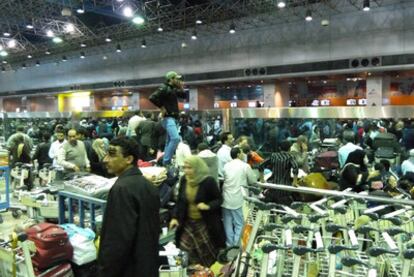 Cientos de pasajeros se agolpan ante los mostradores de facturación en el área de salidas del aeropuerto de El Cairo.