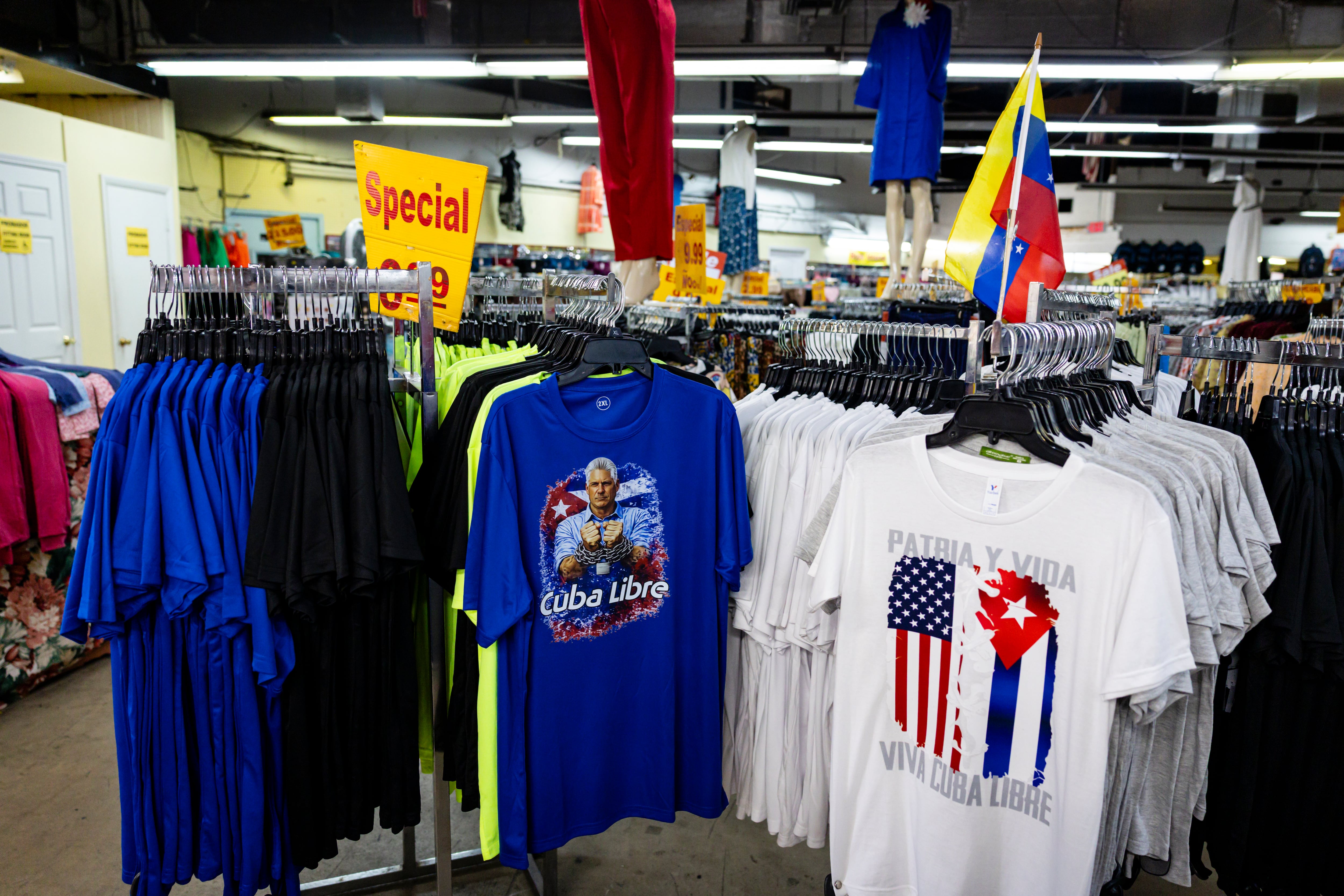 Camisas con mensaje de Cuba en la tienda de Florida.