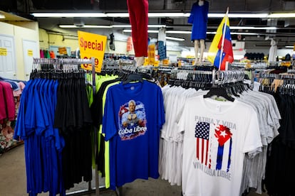 Camisas con mensaje de Cuba a la venta en la tienda Ñooo Que Barato en Hialeah, Florida, Estados Unidos, el miercoles, 8 de abril de 2026