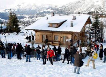 La casa de Roman Polanski en Gstaad, Suiza, rodeada de periodistas.