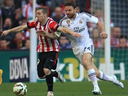 Iker Muniain mantiene a Illarramendi alejado del bal&oacute;n.