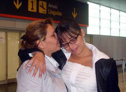 Rosmery y su hija Romina se reencuentran junto a una de las salas del aeropuerto de Barajas.