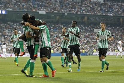 Los jugadores del Betis celebran el 0 a 1.