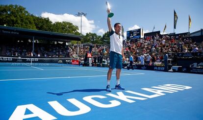 Bautista eleva el trofeo del torneo de Auckland.