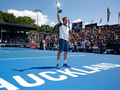 Bautista eleva el trofeo del torneo de Auckland.