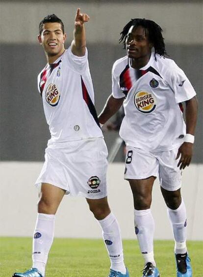 Contra celebra el gol ante el Mallorca junto a su compañero Boateng.