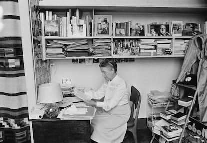La escritora Simone de Beauvoir leyendo en su apartamento en París, 1968.