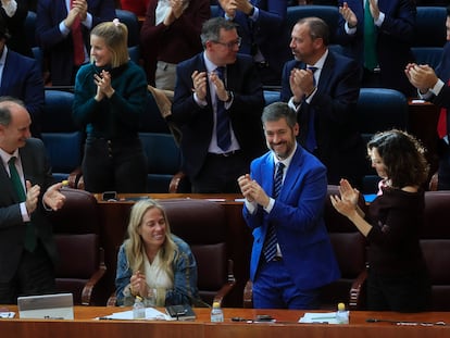 La diputada del PP Rocío Albert (2i) recibe el aplauso de la presidenta de la Comunidad de Madrid, Isabel Díaz Ayuso (d) durante el pleno de este viernes de la Asamblea de Madrid para aprobar los presupuestos de 2024 de la Comunidad.