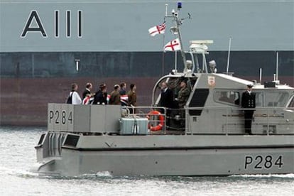 El féretro con el cadáver de David White, cubierto con la bandera británica, es transportado por un barco de la Marina en el puerto de Gibraltar.