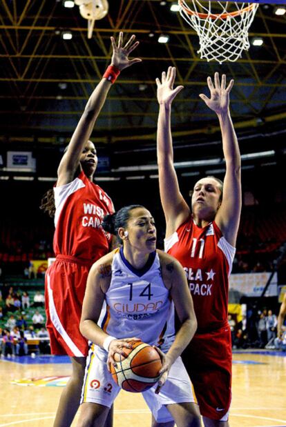 La pívot brasileña del Ros Casares, Erika de Souza, durante el partido contra el Wisla polaco.