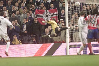 Bandera nazi en el Bernabéu durante el último Madrid-Atlético.