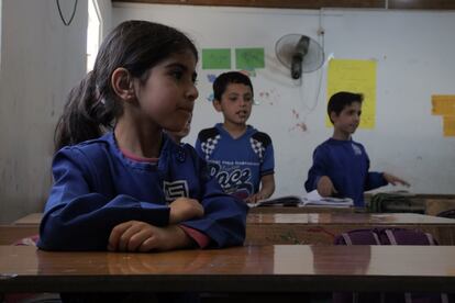 El porcentaje de jóvenes sirios que están fuera de la escuela puede llegar hasta el 78% en algunas localidades del Valle de la Bekaa, estima el Servicio Jesuita al Refugiado. La carencia de transporte hasta los centros educativos y su elevado gasto representan uno de los principales motivos de abandono escolar.