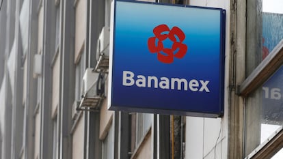 Logo de Banamex en una oficina de Ciudad de México.