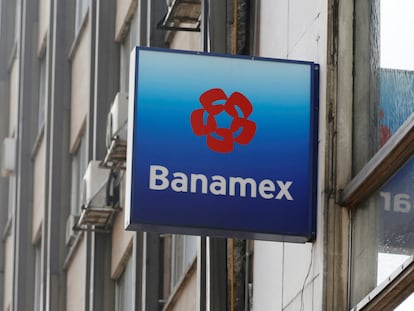 Logo de Banamex en una oficina de Ciudad de México.