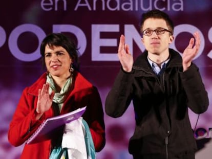 Teresa Rodr&iacute;guez junto a &Iacute;&ntilde;igo Errej&oacute;n, este viernes en Sevilla.