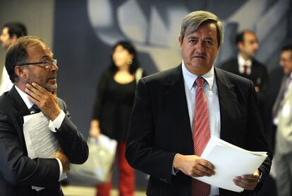 El consejero de Economía, Carlos Aguirre, y el director de Patrimonio, Ignacio Alday, ayer en la sede del Gobierno.